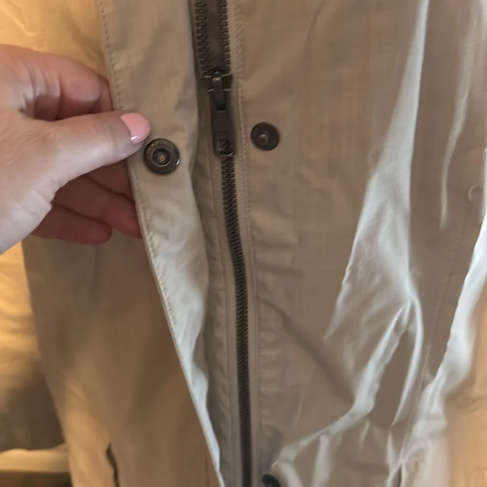 Women’s Marmot rain jacket, size large. - Picture 6 of 7